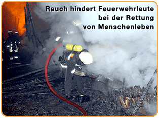 Rauch hindert Feuerwehrleute bei der Rettung von Menschenleben